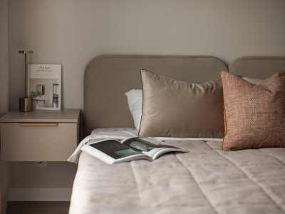 Bouclé en velvet maken je slaapkamer zachter en rijker